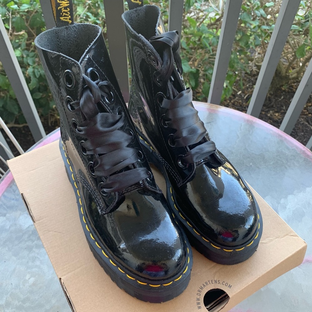 Black molly patent lamper